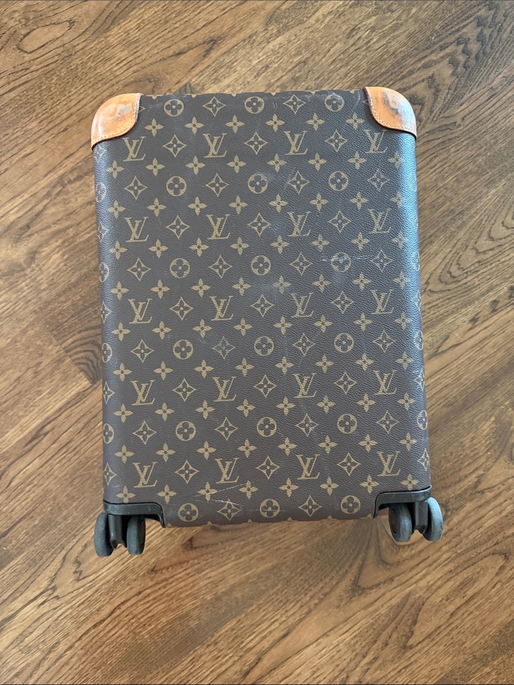 Louis Vuitton Horizon 50 Monogram Spinner Carry-On in Brown and Tan